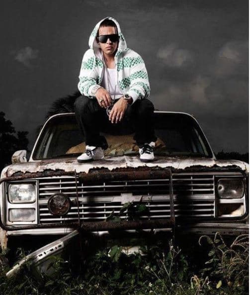 O sobre el toldo de esta 
<b>camioneta Chevrolet </b>deteriorada, pero que fue el marco perfecto para una sesión de fotos.