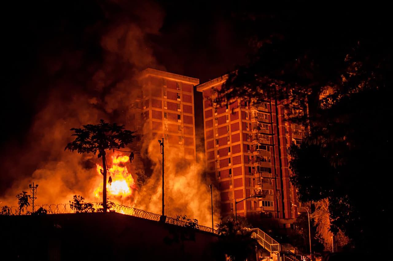 En el área cercana a la explosión el transporte está funcionando con deficiencias. No hay agua y tampoco señal telefónica, según reseñan medios locales. Esta fotografía fue publicada por el presidente interino de Venezuela Juan Guaidó, quien es reconocido por más de 50 países.