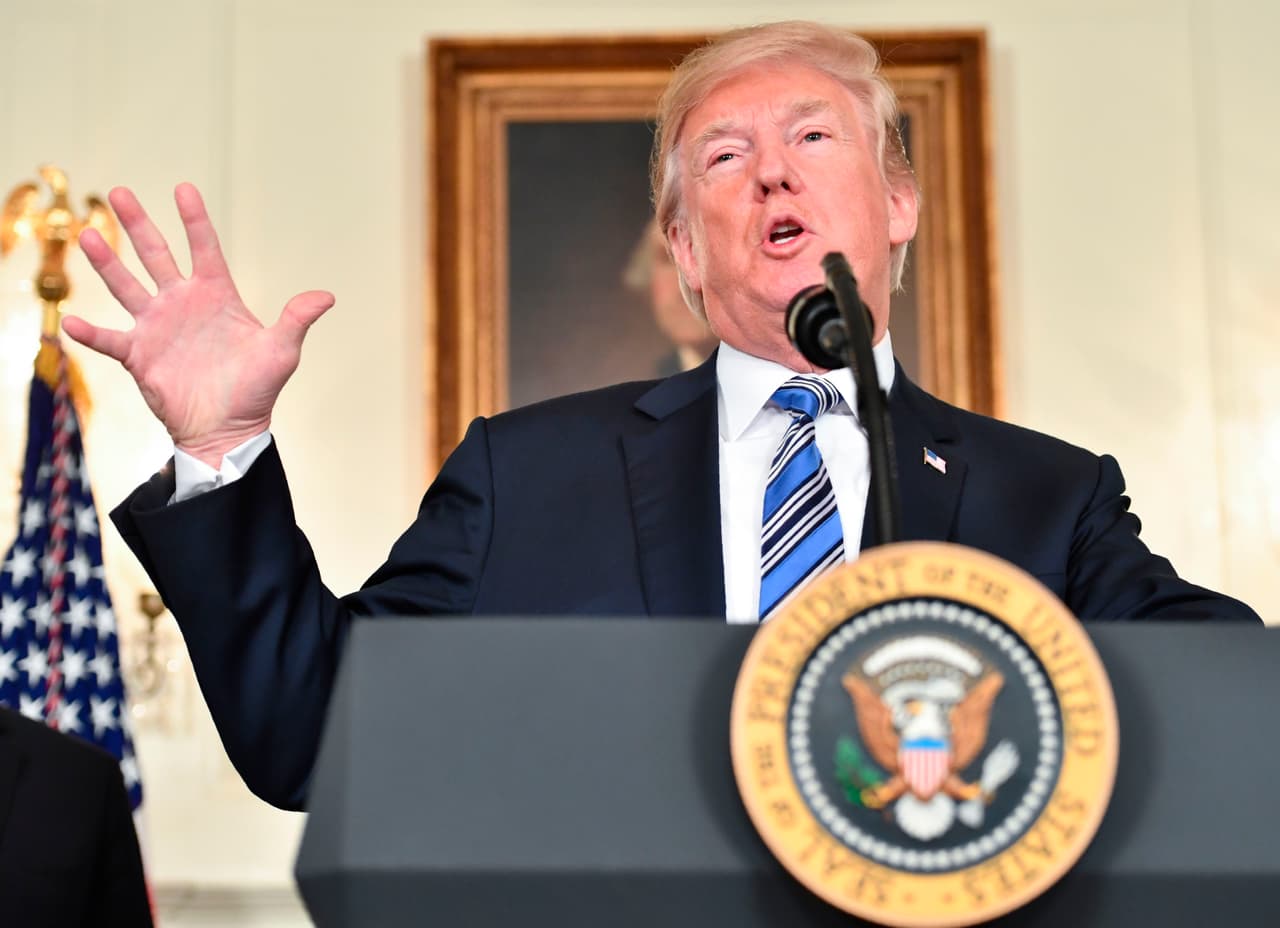 Trump firma la ley de presupuesto horas después de amenazar con vetarla por no incluir fondos para el muro