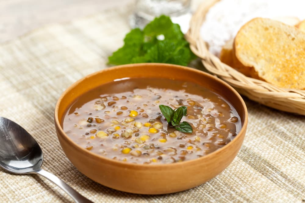 Para los veganos una pequeña porción de frijoles caldosos con un poco de cebolla y perejil. Acompáñalos con nopales o calabacitas a la mexicana. No suena nada mal ¿no crees?