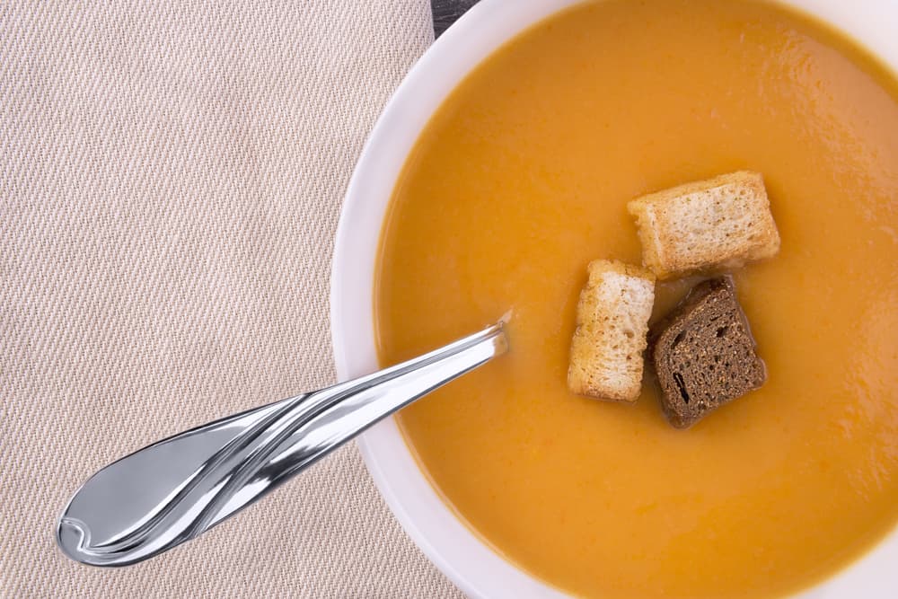 Sazona al gusto con sal y pimienta, y acompaña con croutones de pan. Un platillo muy calientito que le va a caer de maravilla a tu estómago.