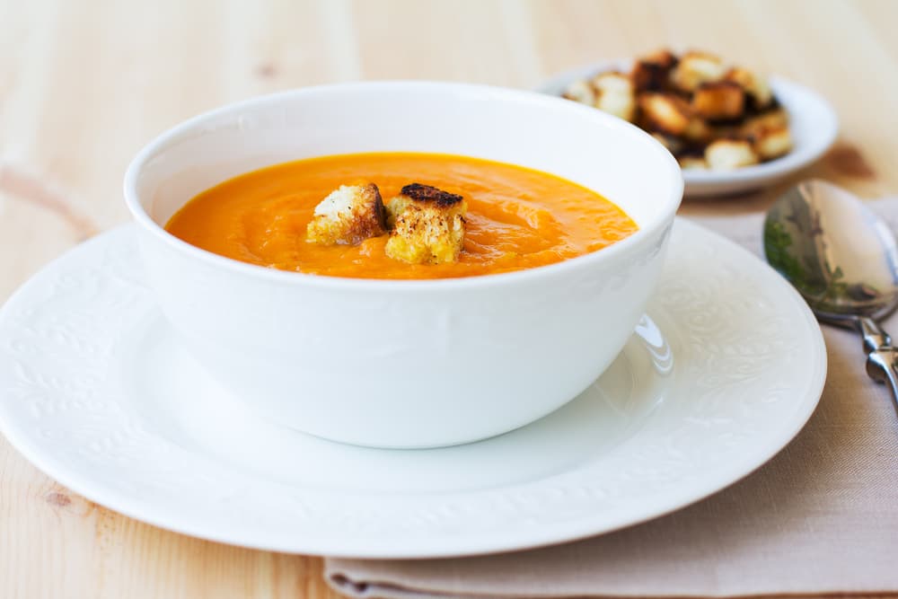Otra opción es que aproveches el uso de verduras en la cena. Que te parece sacarle partido y preparar una crema, solo coloca un poco de verduras a cocer y luego licua con agua o leche.