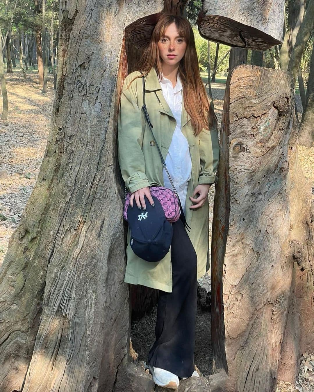 Entre los looks con los que la famosa ha deslumbrado, se encuentra un blusón blanco que acompañó con un pantalón negro holgado.