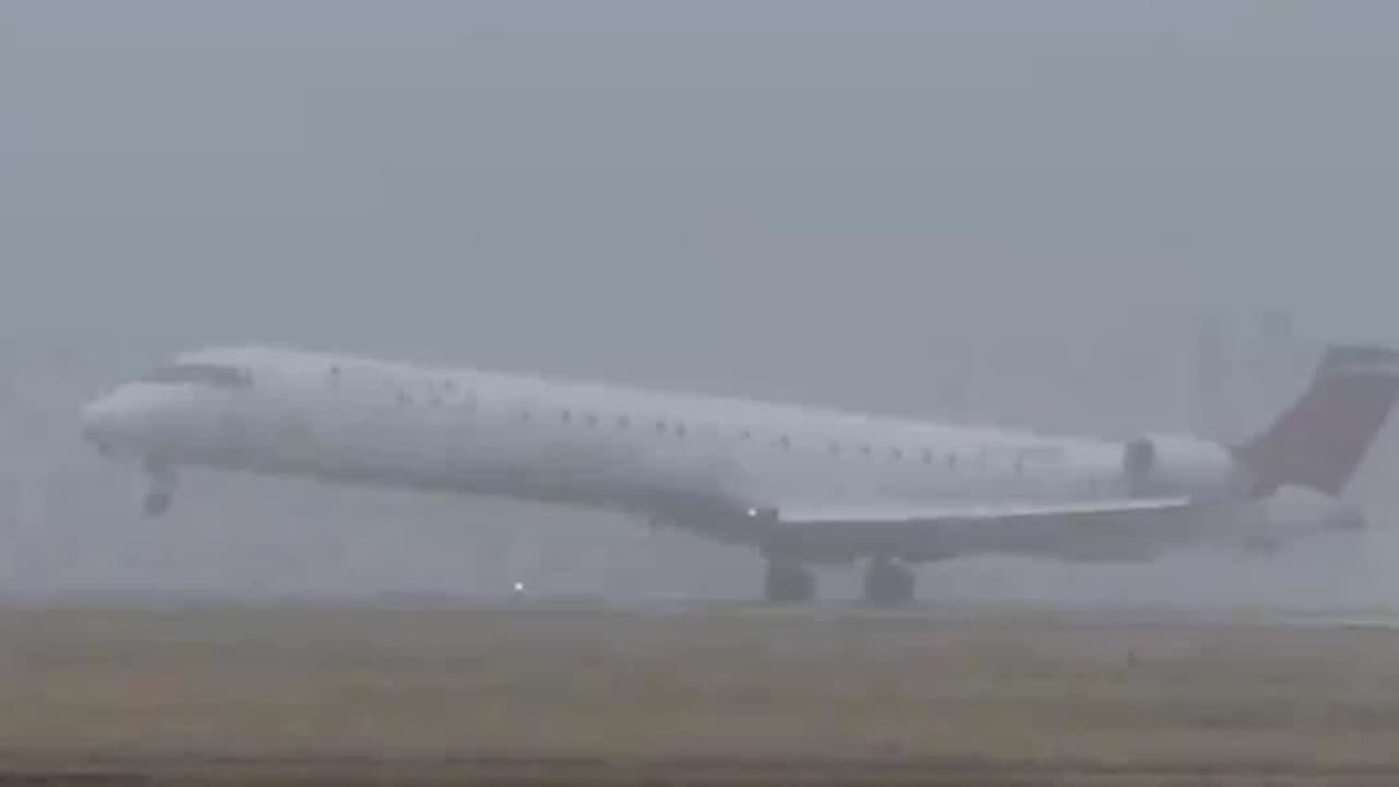 Captan difícil aterrizaje de un avión en Rochester, en medio de la niebla