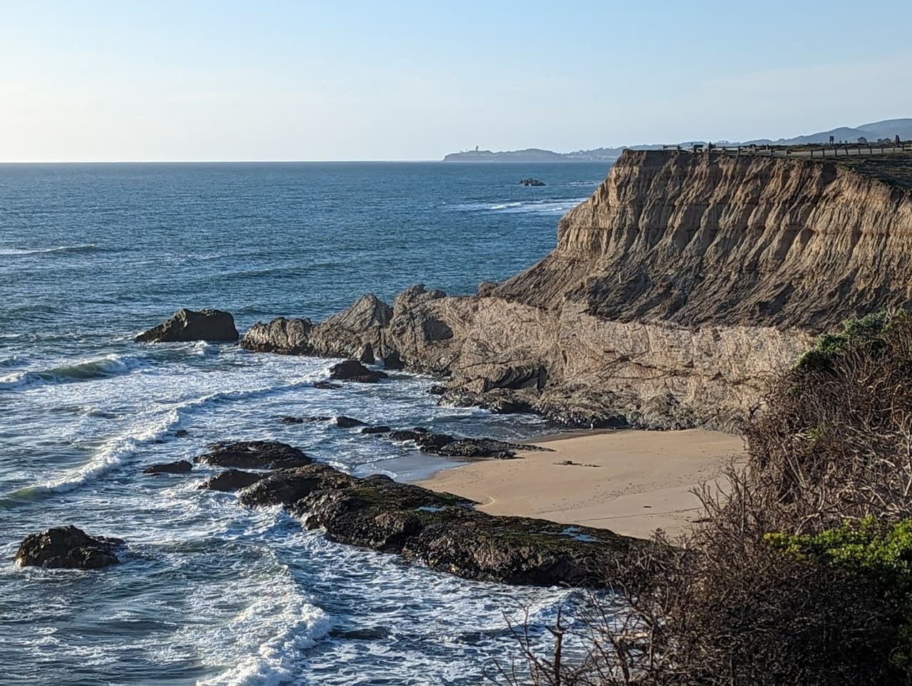 <b>Half Moon Bay: </b>Disfruta de un día en la playa o explora los senderos costeros. Half Moon Bay es conocida por sus paisajes costeros escénicos y su encanto de pequeño pueblo.
