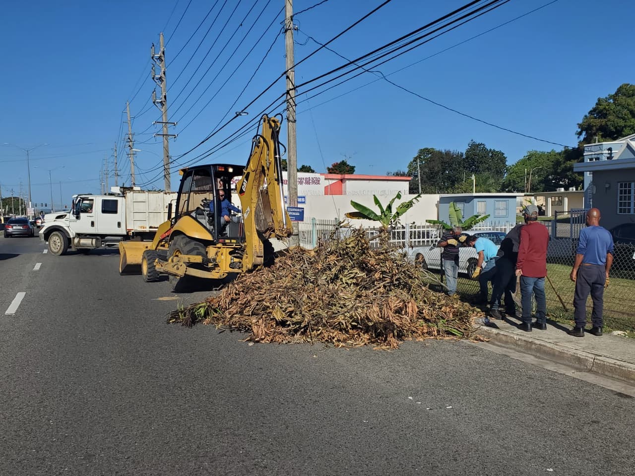 Entre las labores comunitarias realizaron recogido de escombros.