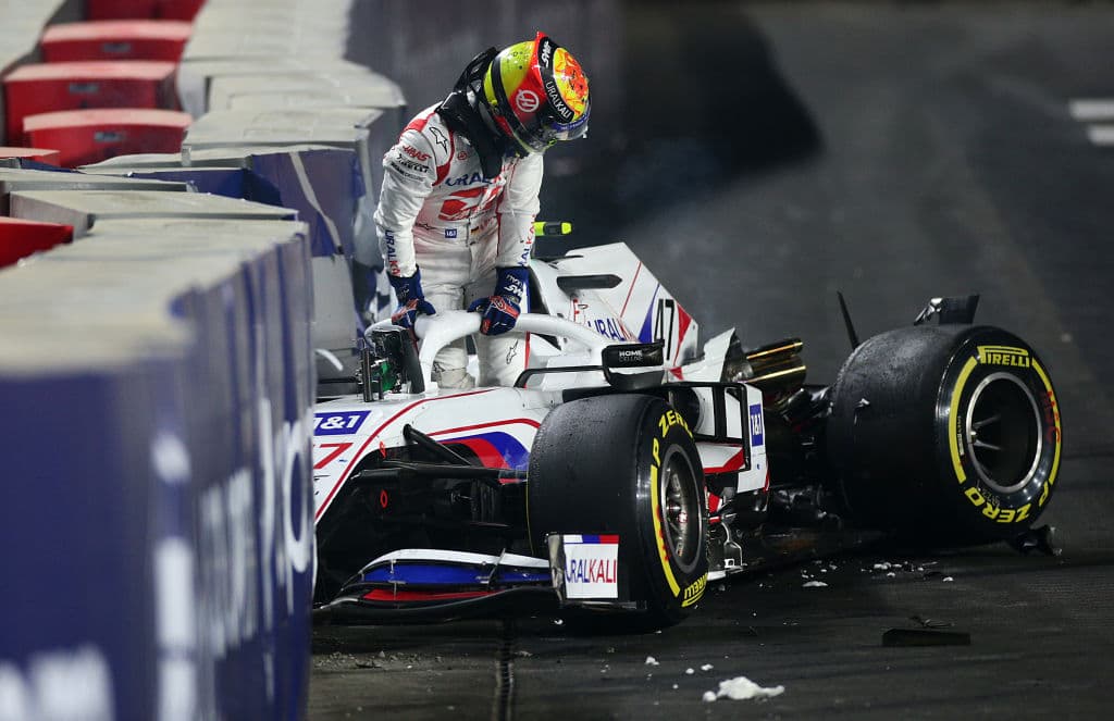 Una carrera demasiado accidentada donde Lewis Hamilton se lleva la victoria en la penúltima carrera del año. Max Verstappen de Red Bull se lleva la segunda posición y Valteri Bottas rebasó a Ocon en los últimos metros, quedando en tercera posición en el Gran Premio de Arabia Saudita; Sergio Pérez quedó fuera de la carrera tras un choque con Leclerc.
