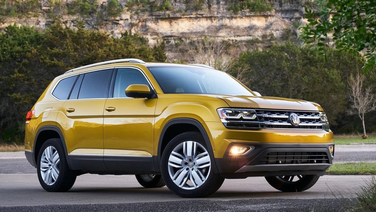 <h3 class="cms-H3-H3">10. Volkswagen Atlas</h3>
<br>Esta camioneta SUV de tres filas de asiento de Volkswagen, fue diseñada específicamente para satisfacer las expectativas de los compradores estadounidenses. Construida en la planta de ensamblaje de Volkswagen el Chatanooga en el estado de Tennessee, la Volkswagen Atlas tiene un precio inicial de 30,895 dólares, pero para poder acceder al motor V6 hay que pagar 32,000 dólares más. La Volkswagen Atlas cuenta con una marcha agradable, controles fáciles de ver y mucho espacio fácil de aprovechar.