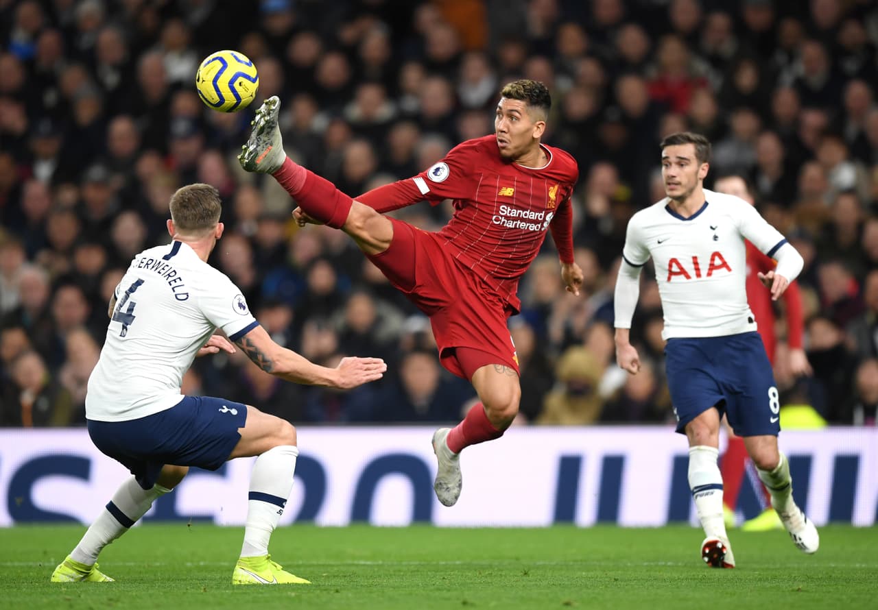 Roberto Firmino humillando a Toby Alderweireld en el Tottenham Hotspur Stadium.