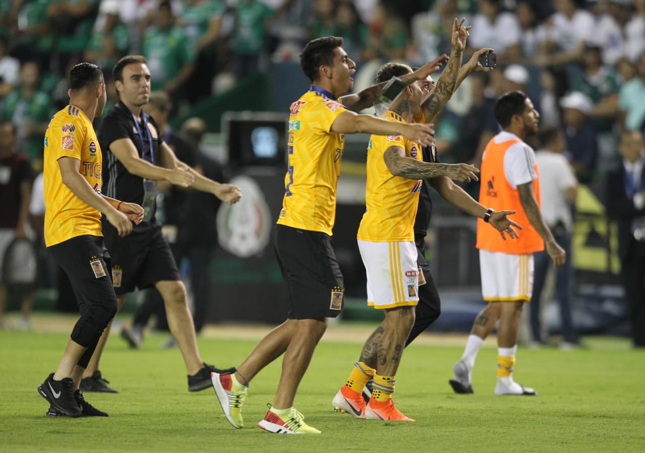 ¡Tigres se proclama Campeón del fútbol mexicano! Los felinos regiomontanos cosecharon su séptimo título de la Liga MX y se cuelan, aunque muchos se sigan negando a aceptarlo, entre los grandes del balompié azteca. Luego de superar en una Final de un solo gol a los Esmeraldas del León, así se dieron los festejos de los Tigres en patio ajeno, imágenes para el recuerdo y que hay que darse un tiempo para echarles un ojo, sobre todo la fiel afición de los felinos regios.