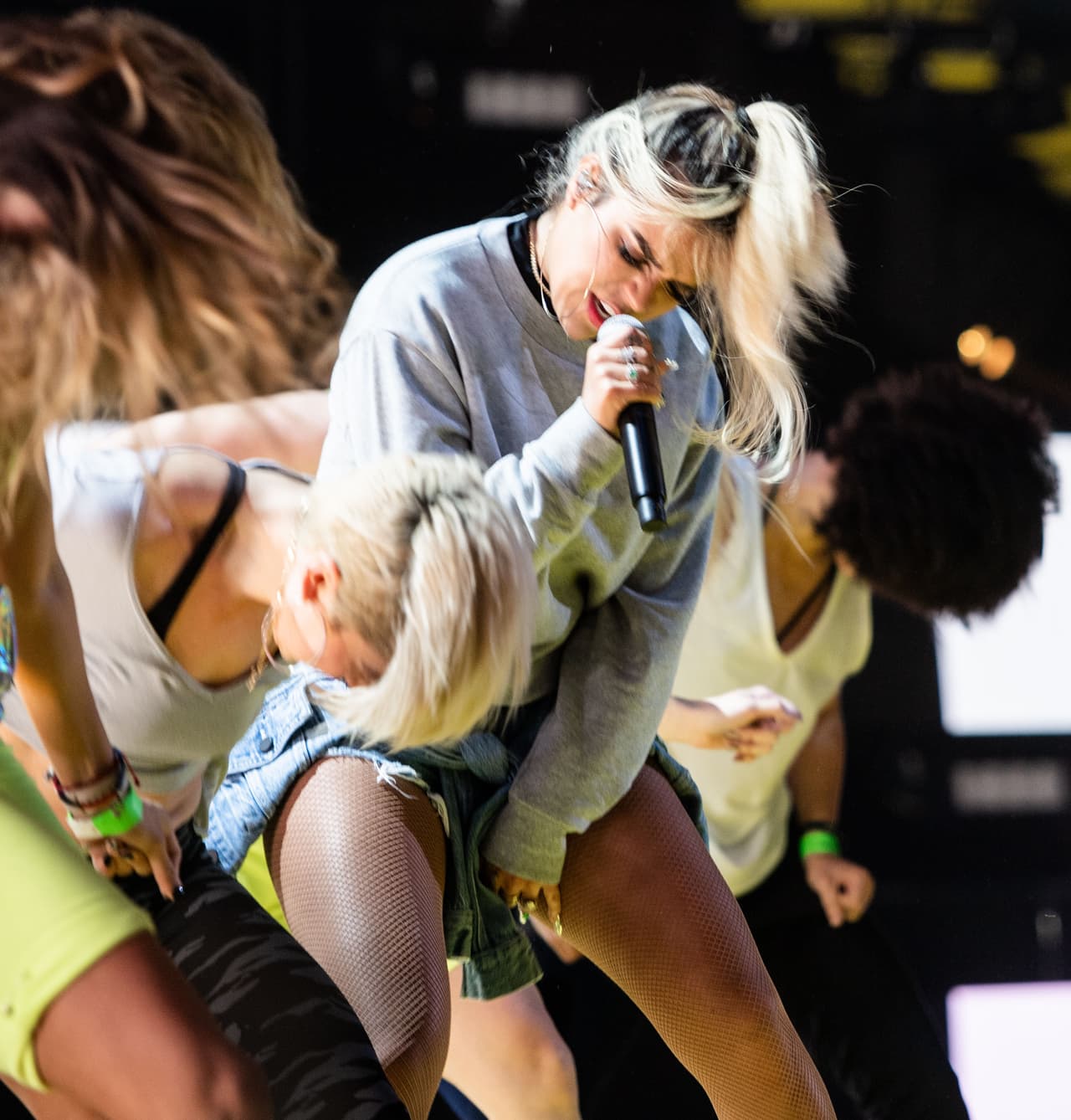 Karol G está lista para prender el escenario de los Latin GRAMMY, donde se presenta en vivo por primera vez.