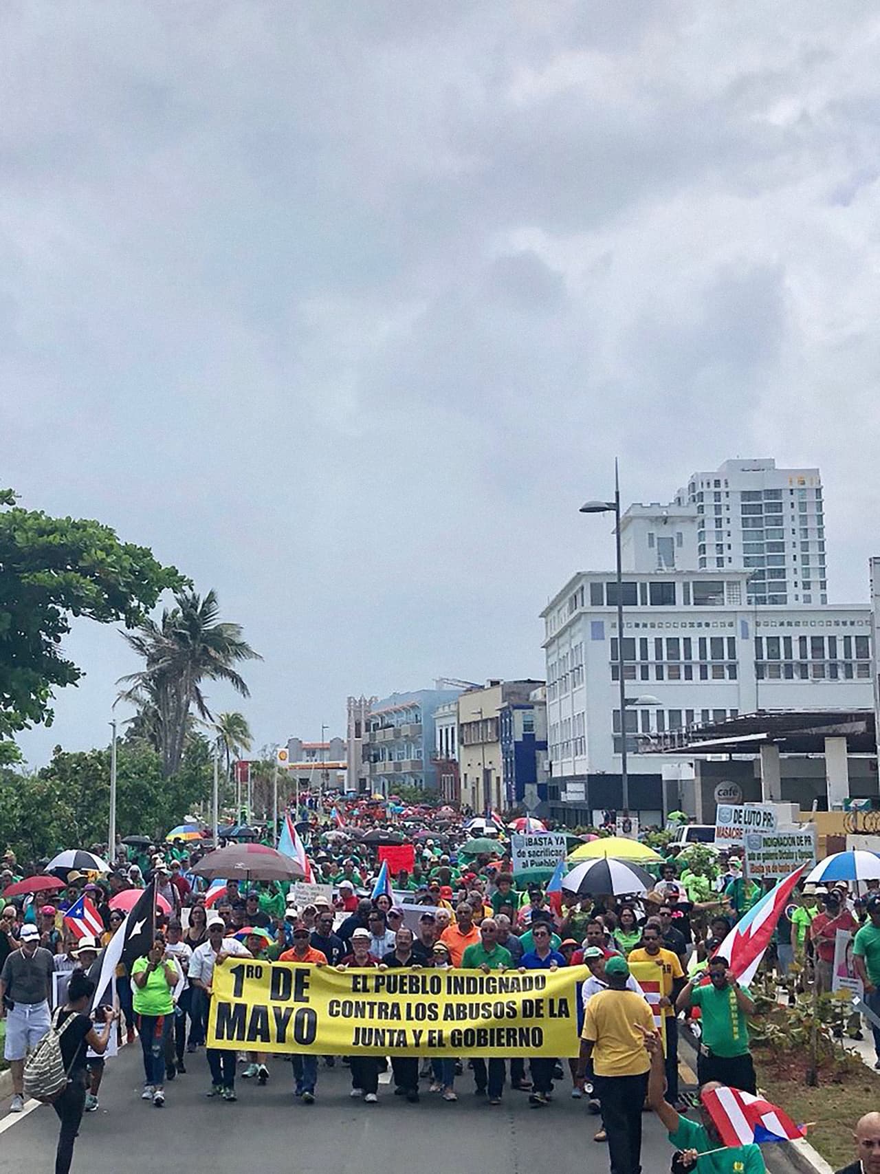 <b>"El pueblo indignado contra los abusos de la Junta y el gobierno",</b> se leyó en la pancarta que encabezó la protesta. La marcha de este primero de mayo ocurre en momentos en que Puerto Rico busca superar 11 años de recesión económica y reestructurar una parte de su millonaria deuda pública mientras se recupera lentamente del
<a href="https://www.univision.com/noticias/huracan-maria/asi-te-contamos-minuto-a-minuto-el-impacto-del-huracan-maria-en-puerto-rico?page=11">azote del huracán María en septiembre de 2017</a> (Foto tomada de la cuenta de Twitter de la alcaldesa de San Juan, Carmen Yulín Cruz)