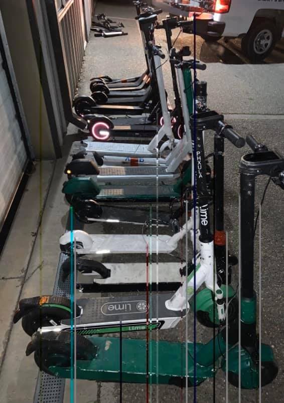 Oficiales recibieron una llamada de la compañía Grüv, que administra patines eléctricos compartidos en California,y que había detectado la presencia de varias unidades robadas en una propiedad de French Camp, de acuerdo con el Alguacil del condado San Joaquín.