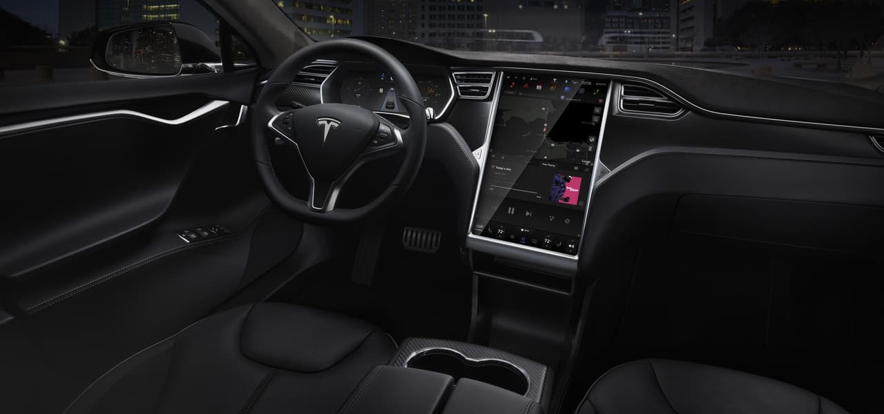 El panel de instrumentos y controles del Tesla Model S es un despliegue de alta tecnología cuyo centro neurálgico es una pantalla sensible al tacto desde donde funcionan todas y cada una de las funciones del vehículo.