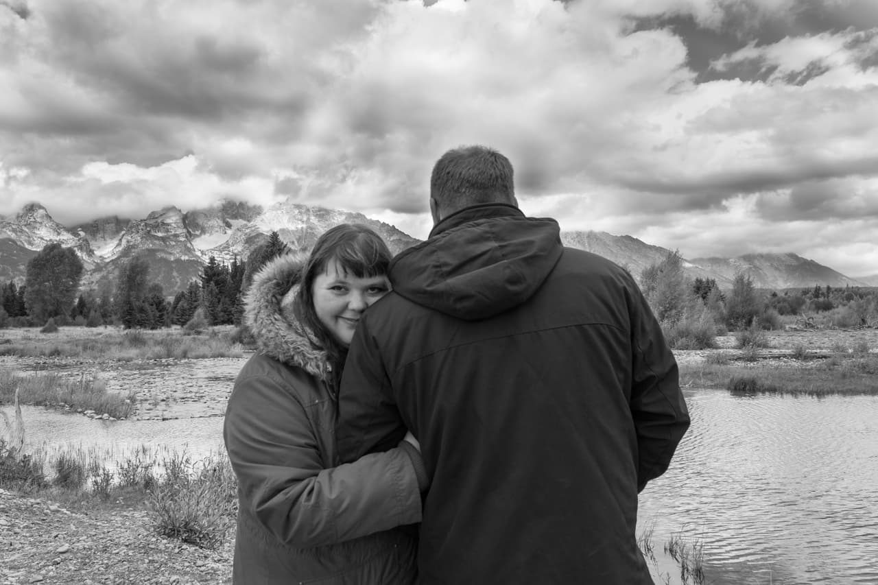 Eligieron para su boda el poblado de Wiston, Wyoming, uno de los lugares en Estados Unidos en los que el sol se cubrió completamente y de repente a plena luz del sía se hará de noche. Fue difícil encontrar un lugar para su boda, había lugares que estaba reservados para el eclipse desde hace 5 años.