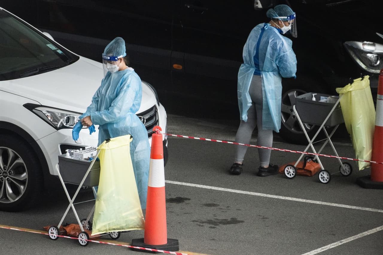 La variante llamada por la 
<b><a href="https://www.who.int/es/news/item/26-11-2021-classification-of-omicron-(b.1.1.529)-sars-cov-2-variant-of-concern" target="_blank">Organización Mundial de la Salud (OMS) </a></b>ómicron fue detectada por primera vez el 24 de noviembre en Sudáfrica.