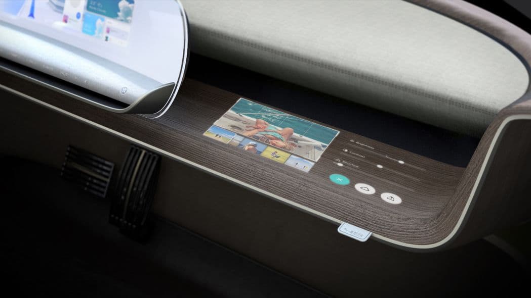 Los ocupantes delanteros pueden disfrutrar de un sistema de información y entretenimiento a través de una interfaz proyectada, en lugar de pantallas táctiles.