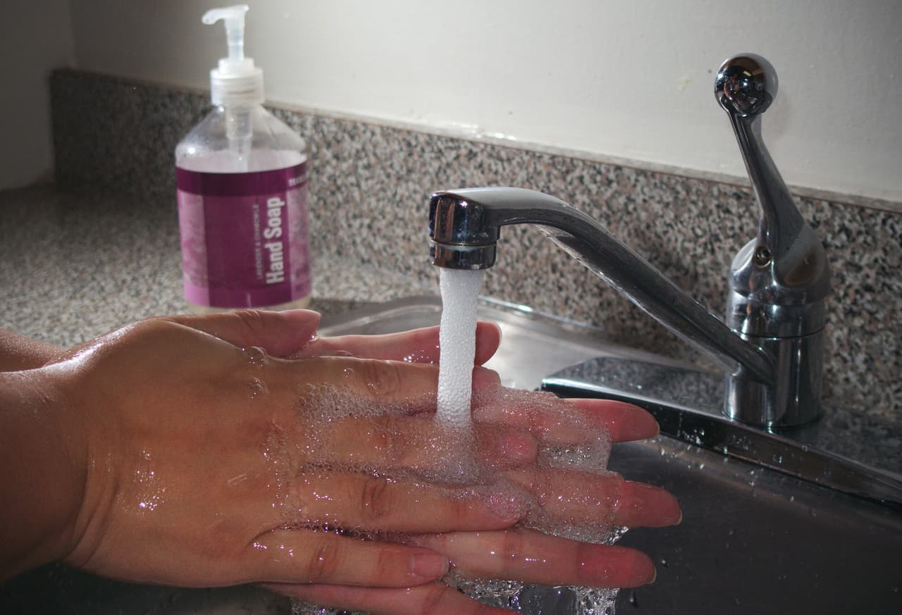 La
<a href="http://www.diabetes.org/newsroom/press-releases/2008/help-im-sick-how-do-i.html"><u>American Diabetes Association</u></a> advierte que manejar los niveles de azúcar en la sangre es más difícil cuando se tiene un resfriado. Una de las maneras más sencillas de evitar caer enfermo es lavarse las manos frecuentemente con agua y jabón. También manténte caliente usando capas, cubriendo tu cabeza y poniéndote guantes y bufanda.