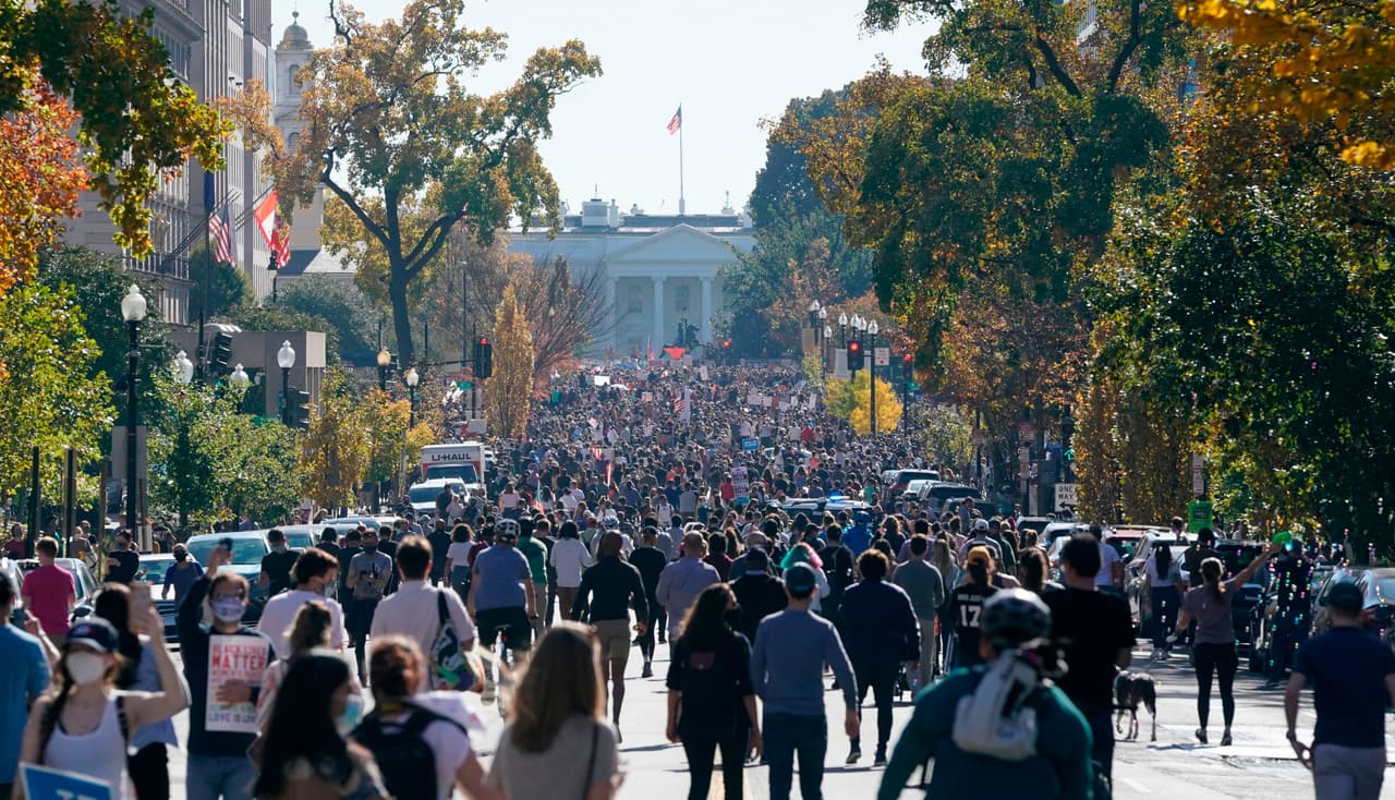 Cientos de partidarios de Biden se reunieron en la plaza ‘Black Lives Matter’ de Washington DC.