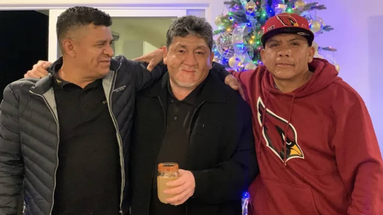 <b>Arturo García, de 49 años</b>, murió a manos de su hijo Ulises Alexander García-García, de 22, la tarde del 
<a href="https://www.univision.com/local/arizona-ktvw/arturo-garcia-murio-a-manos-de-su-hijo">16 de mayo en Phoenix.</a> Documentos de la corte revelaron que el día del incidente, Ulises había discutido y agredido primero a su esposa; posteriormente sostuvo una pelea con su padre por lo que decidió apuñalarlo en al menos 10 ocasiones. Ulises Alexander padece de esquizofrenia y se negaba a recibir tratamiento. Está a la espera de sentencia.