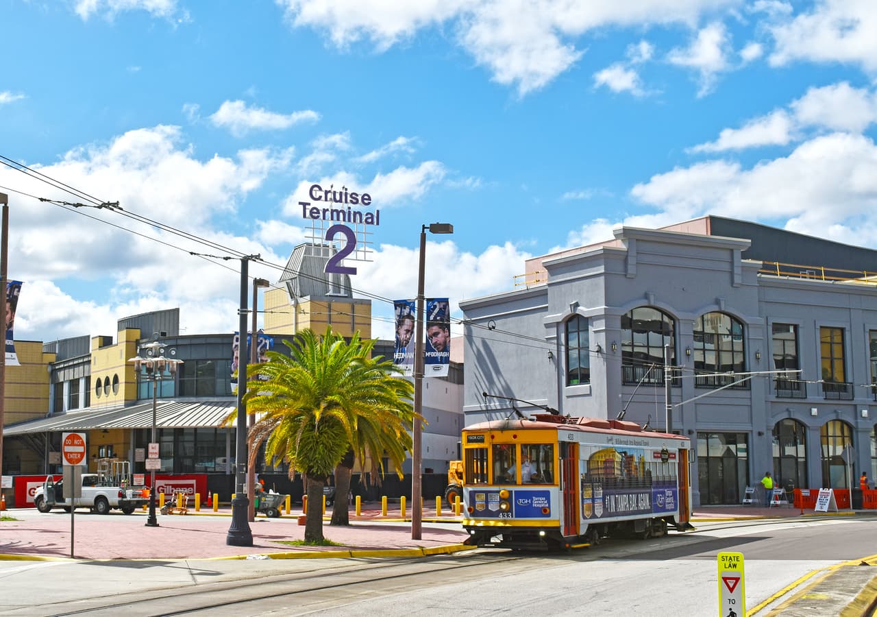 El TECO Streetcar de Tampa tiene 11 estaciones, desde Centennial Park en Ybor City hasta el estacionamiento Fort Brooke Garage en el Downtown de la ciudad.