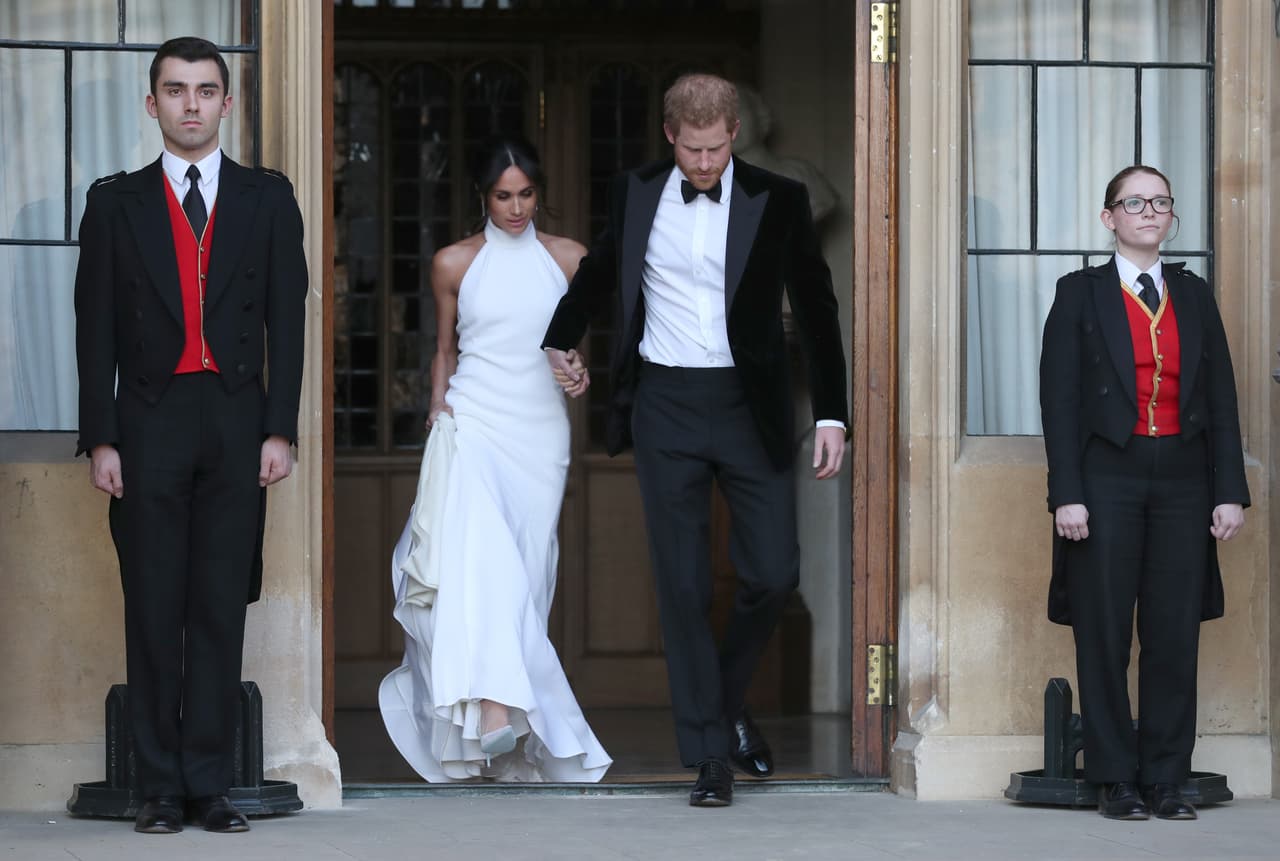 Nadie parece tener duda: el segundo vestido de Meghan con espalda descubierta de la diseñadora británica Stella McCartney fue absolutamente espectacular. Como ya es tradición, Meghan Markle eligió otro vestido de novia para la fiesta posterior a la ceremonia religiosa de su boda con el príncipe Harry.