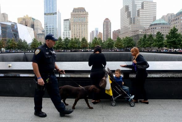 La ceremonia para conmemorar el decimotercer aniversario del 11 de septiembre de 2001 con la que los neoyorquinos recuerdan a las casi 3,000 víctimas de los atentados de esa fecha contra Estados Unidos, arrancó en el Memorial del 9/11. Líderes políticos, familiares de las víctimas y agentes de orden participaron en la ceremonia en la cual los nombres de cada víctima fueron leídos.