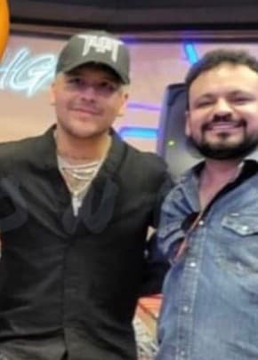 Chamonic aseguró que la foto, en la que Nodal aparece junto a su padre Jaime González y dos hombres más, fue tomada en un "estudio de grabación" y que era "muy reciente (como de antier)". 
<br>