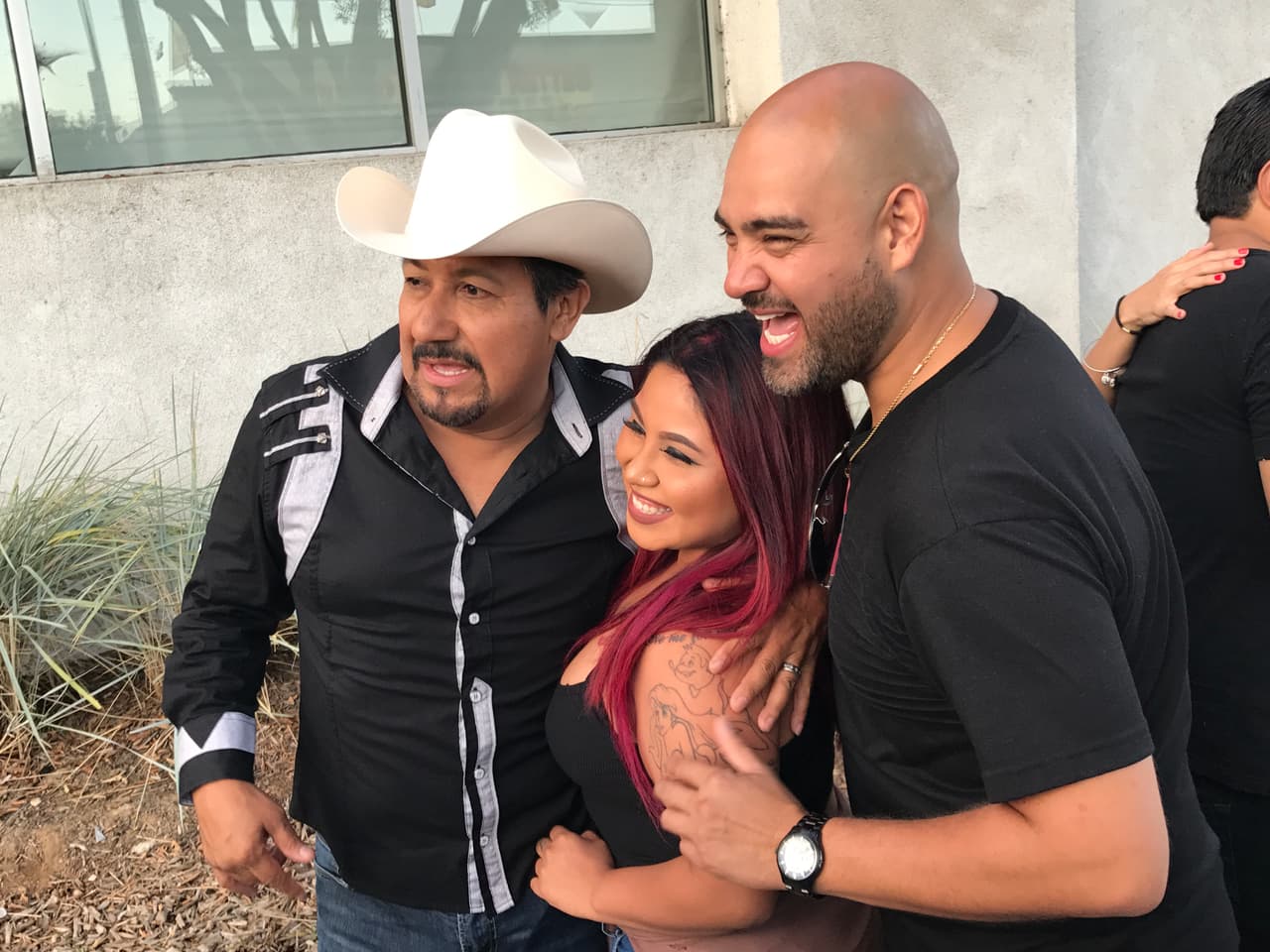 El Bueno, La Mala y El Feo llenaron las calles de seguidores de Christian Nodal para su primer encuentro con sus fans en la ciudad de Los Ángeles.