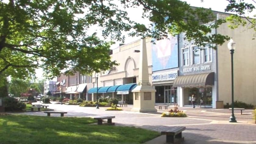 <b>Lugar 1 | Hickory, Carolina del Norte</b>
<br>
<br>Con su clima moderado y vistas panorámicas de las montañas, el área de Hickory-Lenoir-Morganton, conocida como Catawba Valley, es un hogar para jubilados y familias y también se está convirtiendo en un destino para jóvenes profesionales. Logró una puntuación en cuanto a calidad de vida de 6.1/10. Asimismo, 
<b>el pago promedio del alquiler mensual es de $708.</b>