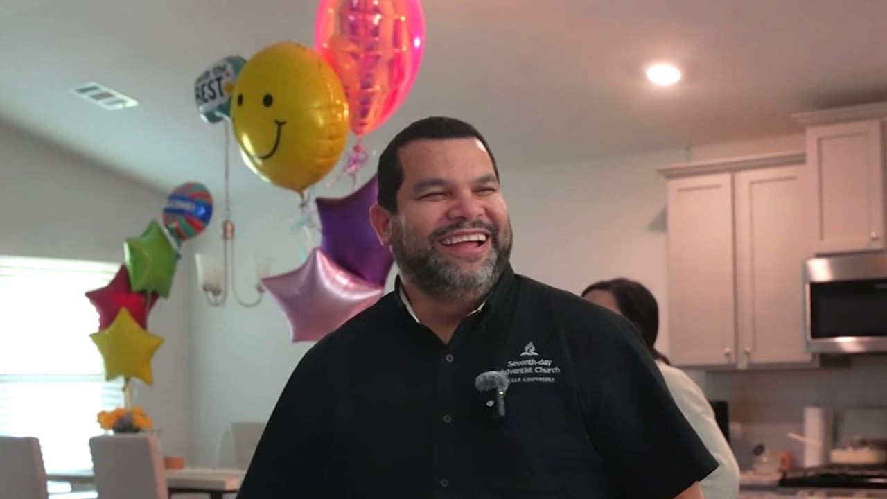 El pastor venezolano Luis Morales regresa a casa tras detención en aeropuerto y casi 2 semanas bajo custodia de ICE
