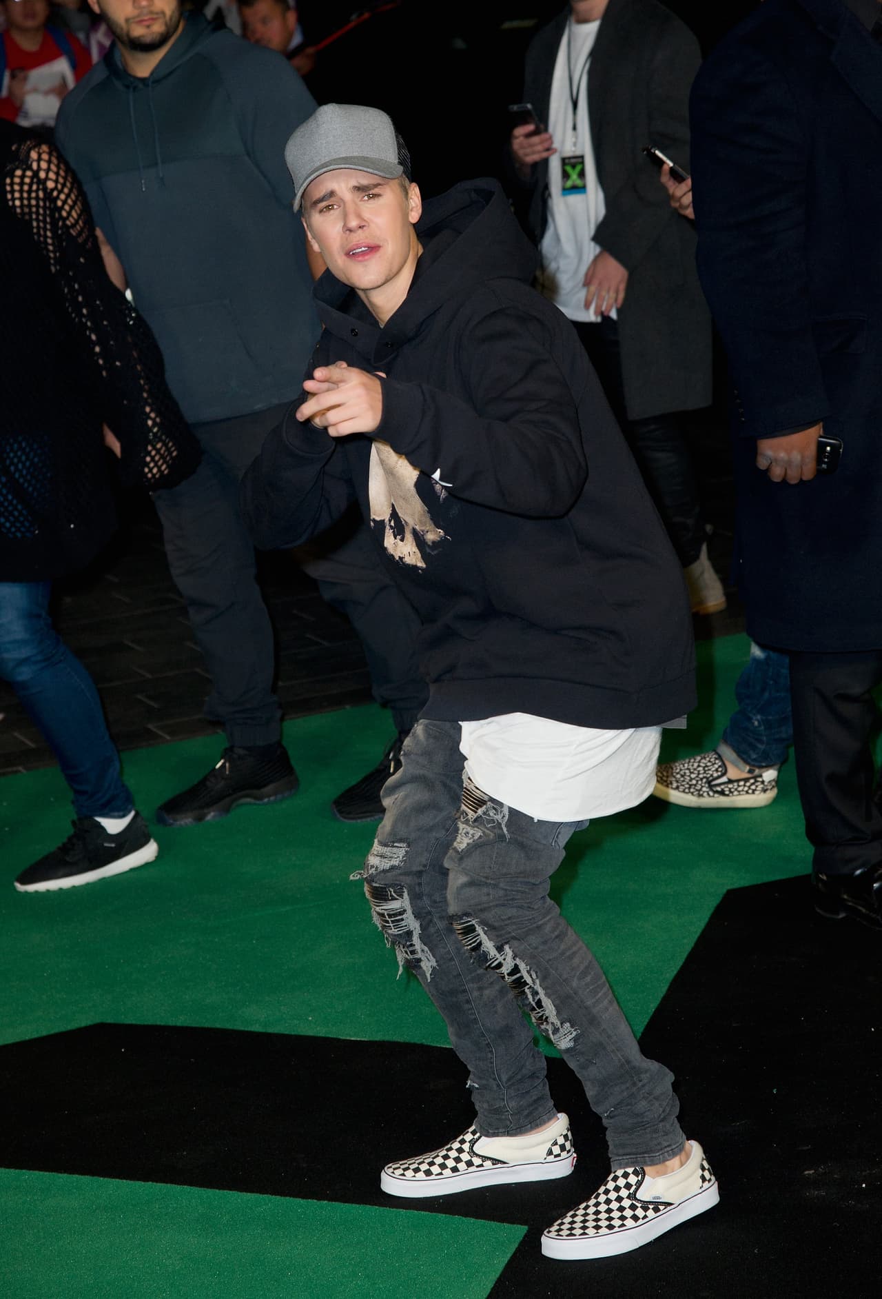 Justin reaccionó de manera dramática gritando: