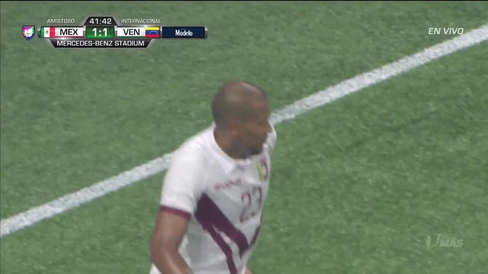 ¡CERCA!. Yangel Herrera disparó que se estrella en el poste.