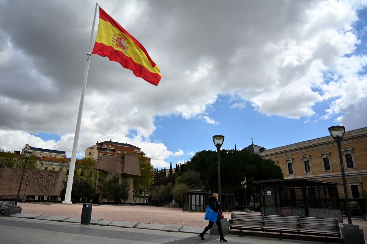 Una mujer pasea por las calles de Madrid en España, durante la pandemia del covid-19.
