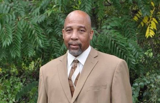 Un pastor afroestadounidense llamó al 911 para denunciar una amenaza, pero fue él quien terminó arrestado