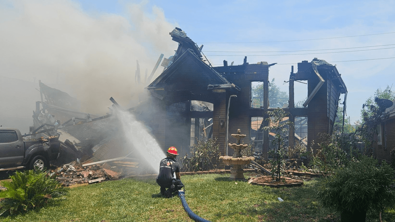 Una joven de unos 20 años está desaparecida luego de un incendio que consumió una casa