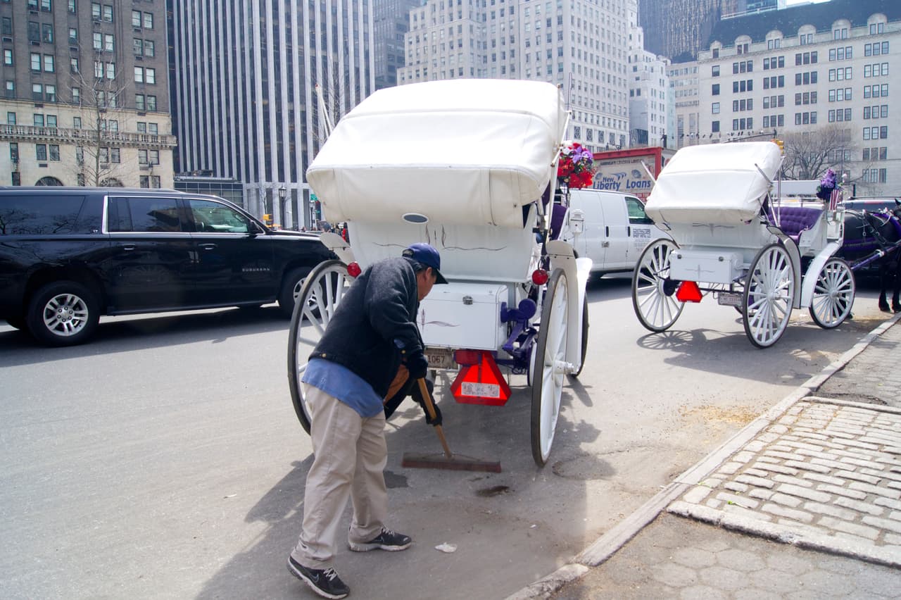 Aunque es un trabajo difícil, Javier se esfuerza por hacerlo bien.