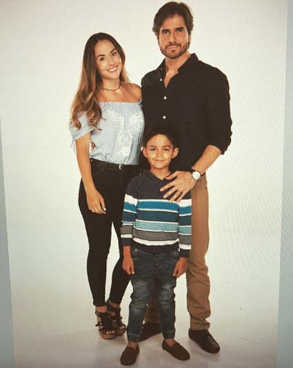 ¿Pero quién es el hijo adoptivo de Daniel? Se trata del actor infantil Ruy Gaytán Jr., con quien Arenas compartió créditos en 'Mi marido tiene familia', así como la segunda parte del mismo melodrama: 'Mi marido tiene más familia'.