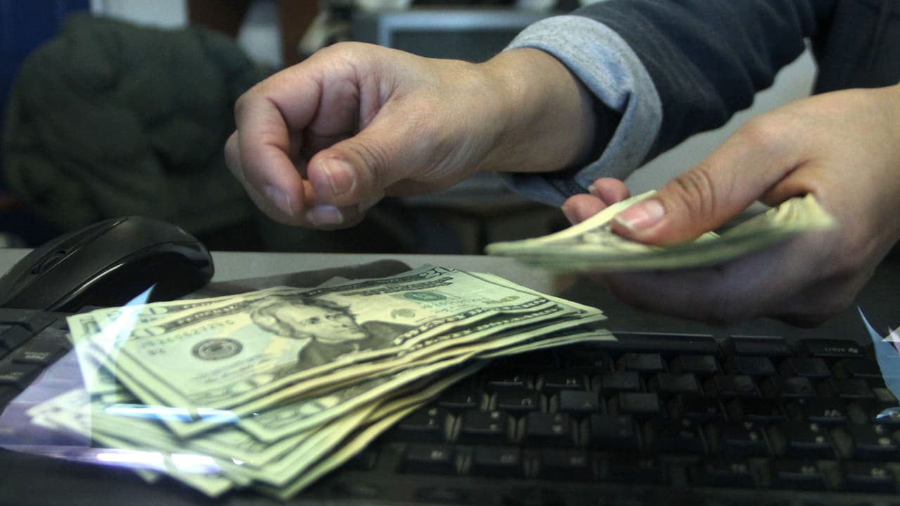 Los habitantes de Texas dejarán de recibir los $300 adicionales del 
<b><a href="https://www.univision.com/local/houston-kxln/desempleo-greg-abbott-ayuda-coronavirus-houston-texas">beneficio de desempleo</a></b> provenientes del gobierno federal otorgados como ayuda econmómica durante la pandemia del 
<b><a href="https://www.univision.com/local/houston-kxln/fort-bend-dosis-vacuna-covid-19">coronavirus</a></b>. En Houston organizaciónes comunitarias ofrecen apoyo.