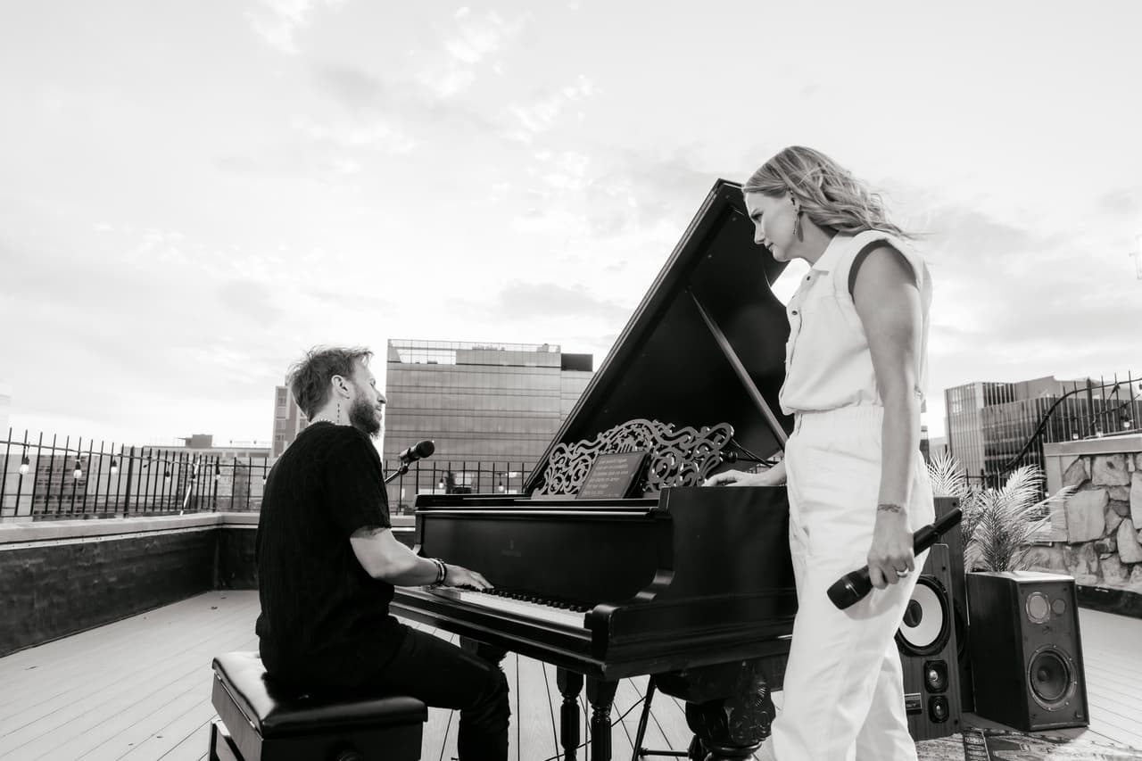 Noel Schjaris y Jennifer Nettles en los ensayos de los Latin AMAs 2024