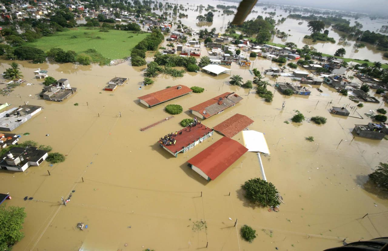 La Secretaría de Hacienda mexicana omitió incluir en el contrato las zonas afectadas por Alex, como puede constatarse en el documento elaborado por Hacienda con el título “Estrategia de Aseguramiento del Sector Público”. La mala noticia era que sus creadores, a cuya cabeza se encontraba el secretario Francisco Gil Díaz, sólo incluyeron en los contratos con los inversionistas la cobertura de terremotos de cierta magnitud, pero no huracanes, tormentas ni ningún otro fenómeno meteorológico.