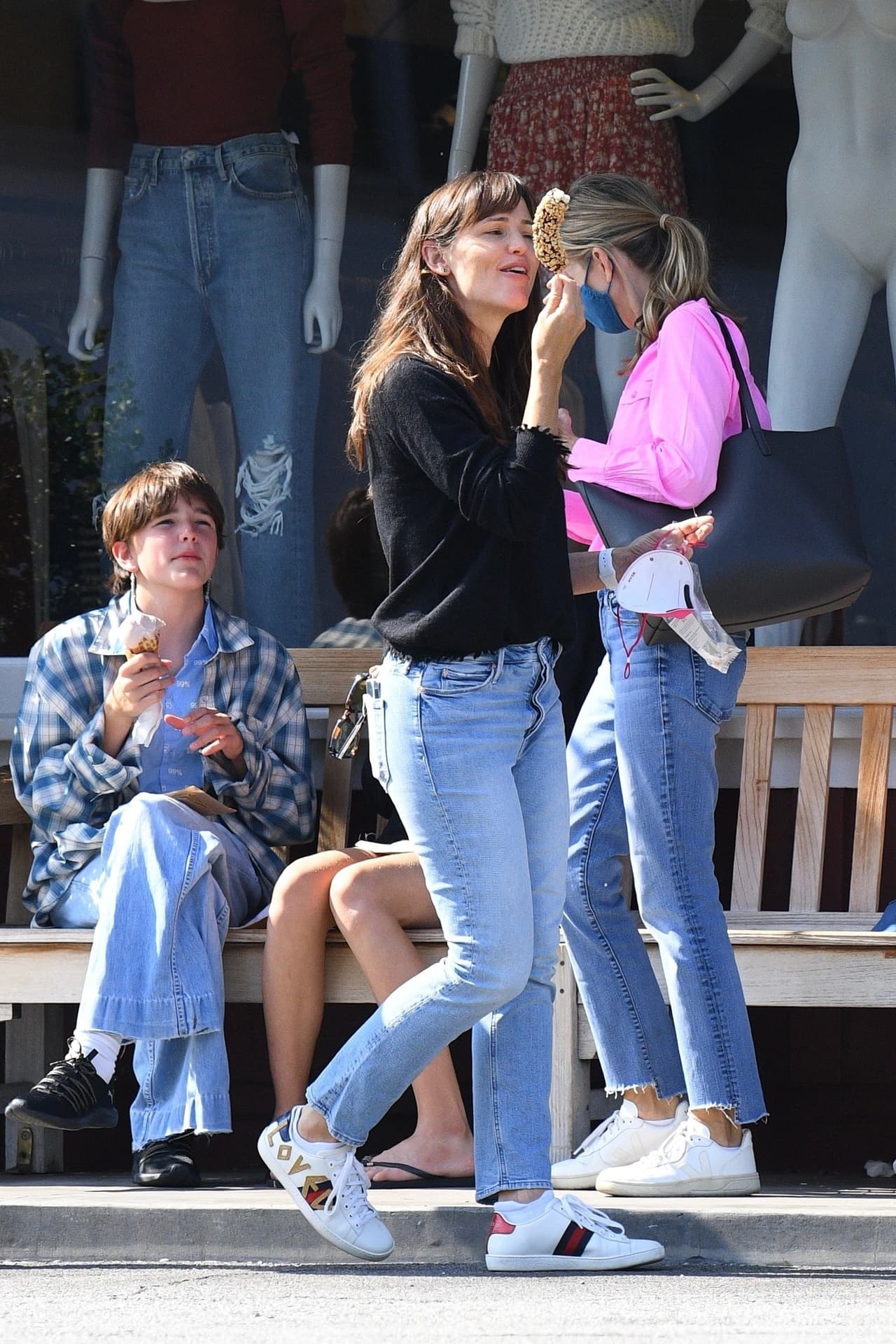 Incluso, cuando trascendió que había regresado con López, una fuente dijo a ET Online a principios de julio que Garner 
<b><a href="https://www.etonline.com/jennifer-garner-can-tell-ben-affleck-is-happy-with-jennifer-lopez-source-says-168392" target="_blank">"está feliz" de ver tan contento</a></b> a su exesposo con JLo. 
<br>