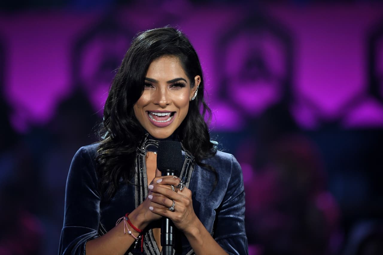 Más adelante se plantó frente a las cámaras con el pelo ondulado y este atuendo azul.