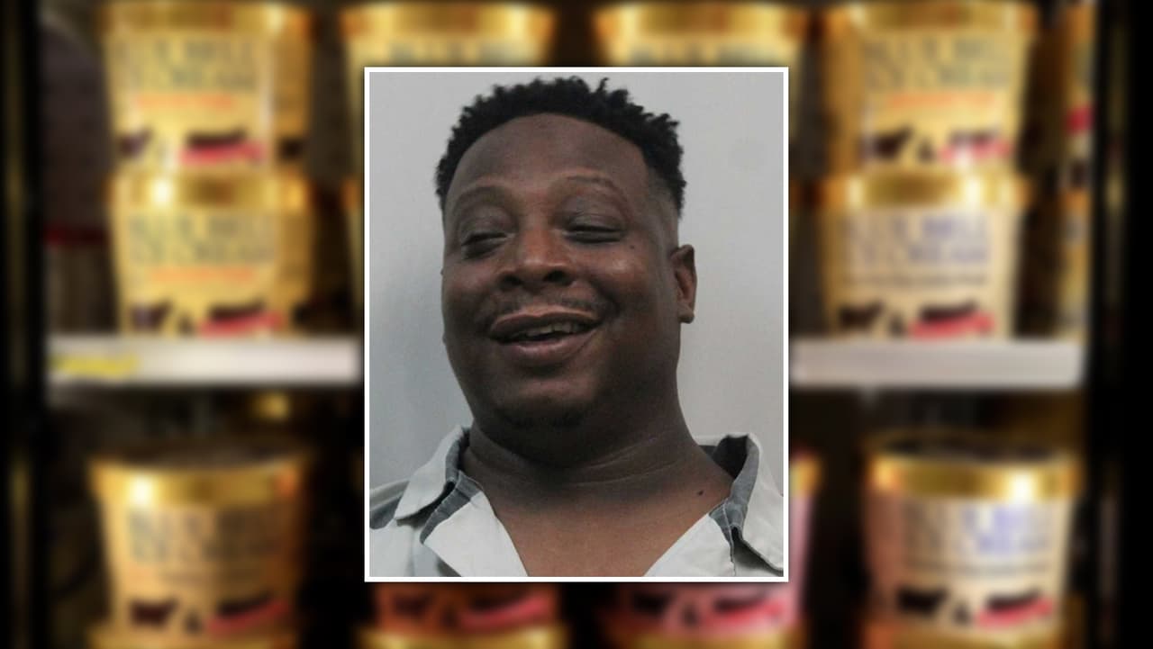 Un sujeto copia la broma de lamer un helado Blue Bell y lo sube a sus redes. Ahora está preso