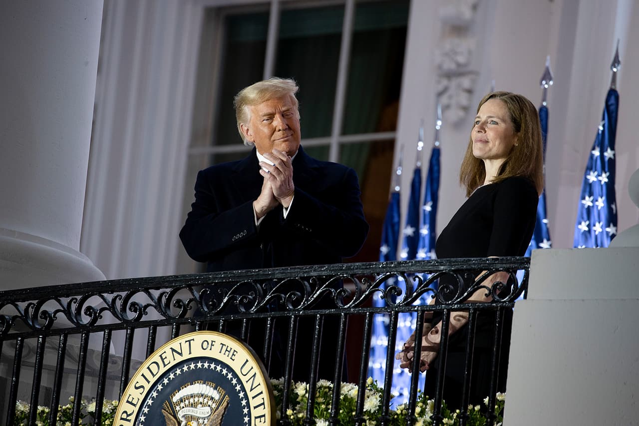 <b>Una nueva magistrada en tiempo récord. </b>El 26 de octubre fue
<b> </b>la ceremonia de juramentación de Amy Barrett en la Casa Blanca. El presidente Trump y el Partido Republicano realizaron un proceso acelerado para ocupar el puesto que dejó Ruth Bader Ginsburg en la Corte Suprema.