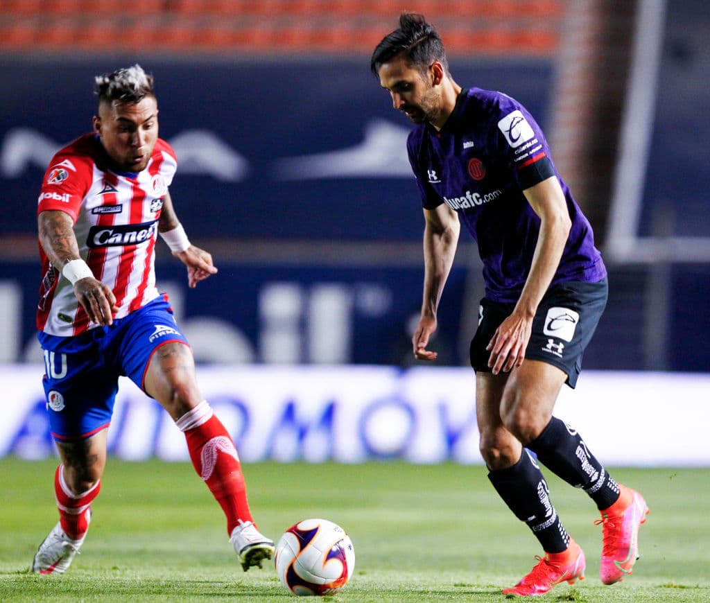 Alexis Canelo tuvo la oportunidad de abrir el marcador desde los once pasos apenas rebasados los 70’ de juego, pero el cancerbero escarlata atajó el tiro con poco esfuerzo. Toluca y San Luis llegaron a 18 y 12 unidades, respectivamente. En la J11, San Luis visitará Querétaro y Toluca recibirá al Pachuca.