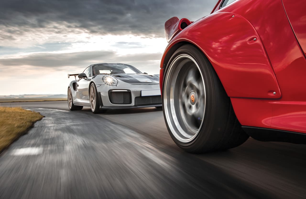 <b>Puesto 15</b>
<br>
<br>
<b>Un auto Porsche 911 GT2 RS 2018: 470,000 dólares.</b>
<br>
<br>Los autos pueden significar mucho más que unos miles de dólares para los coleccionistas, quienes pasan décadas adquiriendo los modelos que más les gustan y revalorizan sus precios. 
<br>
<br>En 2018 un vendedor anónimo comenzó una subasta de este deste modelo de Porsche y el precio se disparó. 
<i>The Finance Friday</i> advierte que en esta lista solo incluyó subastas que concluyeron en una compra real, ya que en ebay algunos realizan ofertas falsas para hacer crecer los precios artificialmente.
<br>