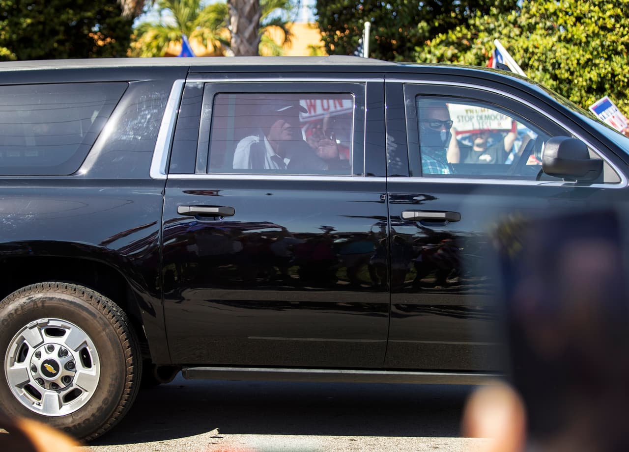 Trump salió en una caravana de vehículos y desde su carro negro sonrió y saludó a sus simpatizantes.