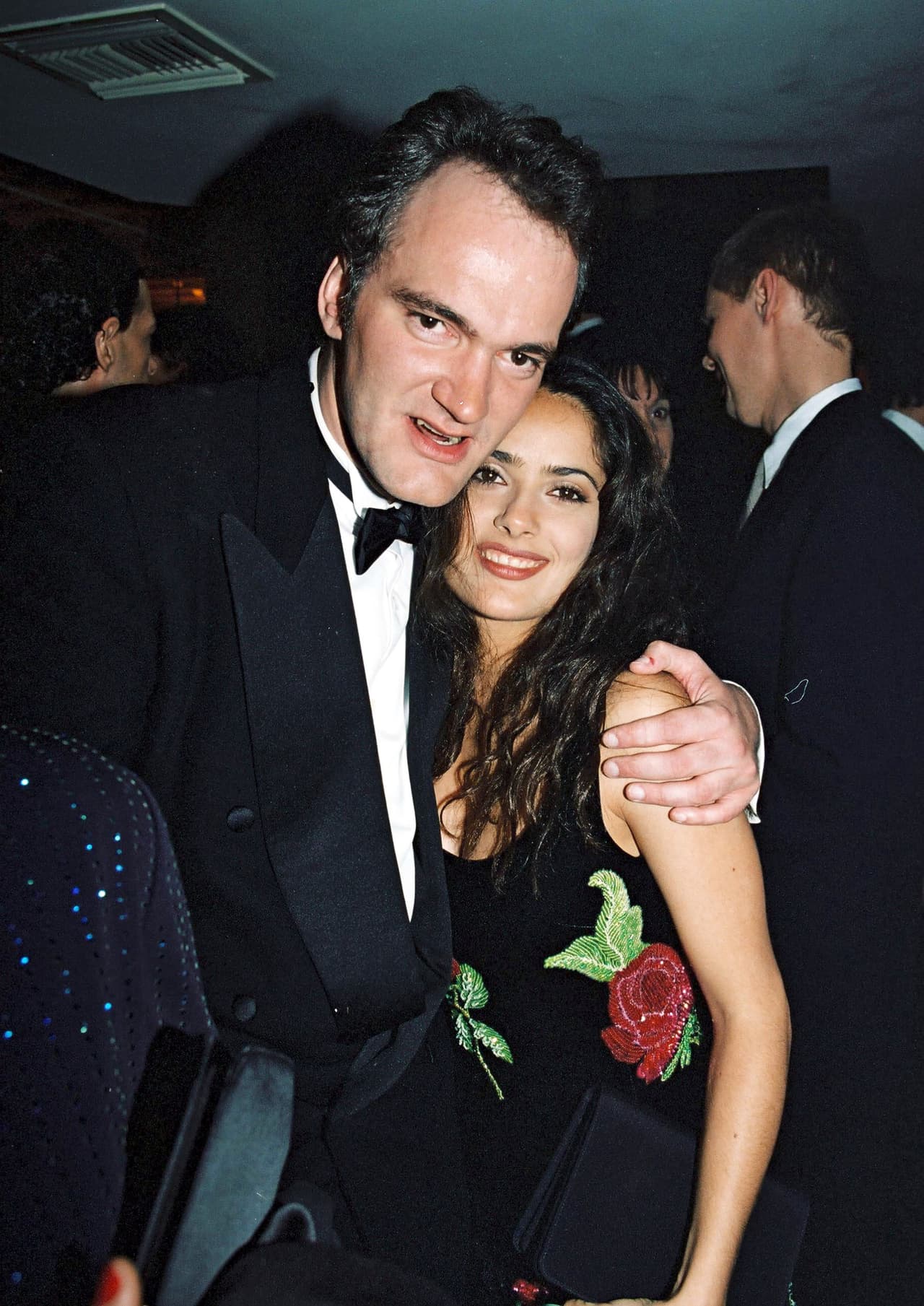 En ese año, la mexicana asistió por primera vez a la gala de los Oscar. Para esta importante noche, eligió un vestido de terciopelo negro, decorado con rosas rojas bordadas.