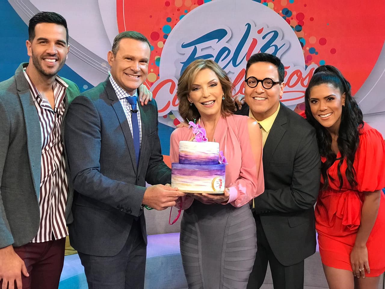 Los conductores la consintieron con un exquisito y colorido pastel de cumpleaños, que recibió con emoción y aprecio.